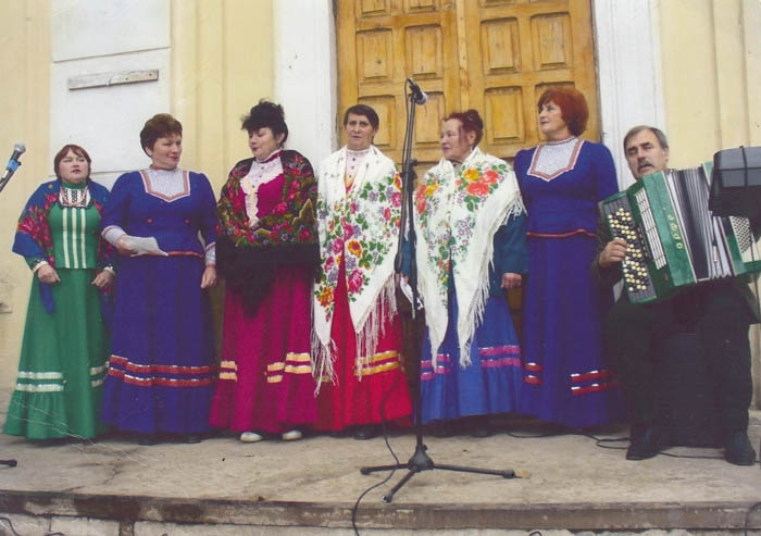      Вокальная группа «Россиянка» выступает в Криворожье на праздновании Дня села. Баянист — Николай Бондаренко. Редакция газеты "Наш край"