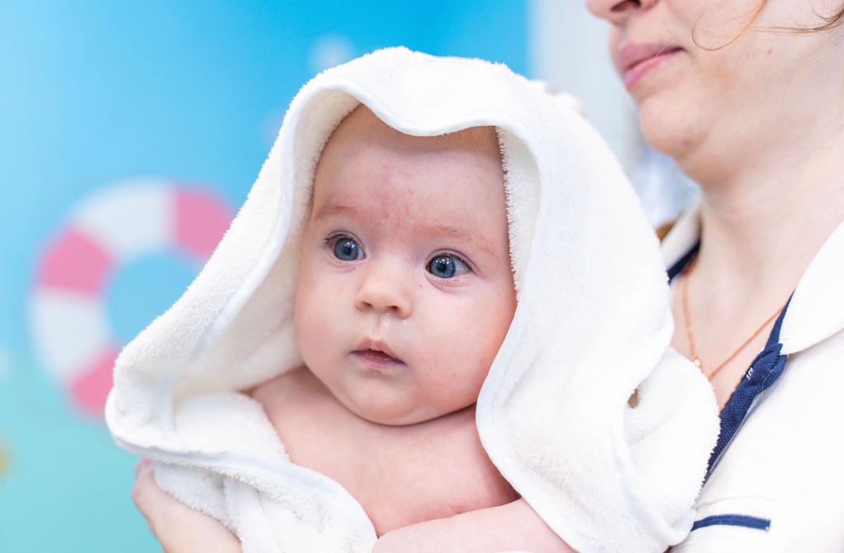 Большой перепад температуры воздуха и воды для купания вызовет дискомфорт у малыша