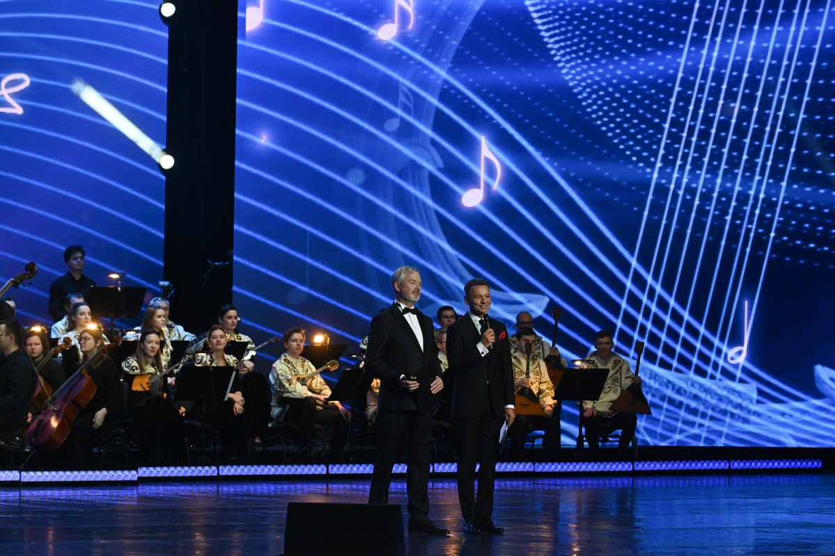 Ведущие программы – Валдис Пельш и Александр Олешко