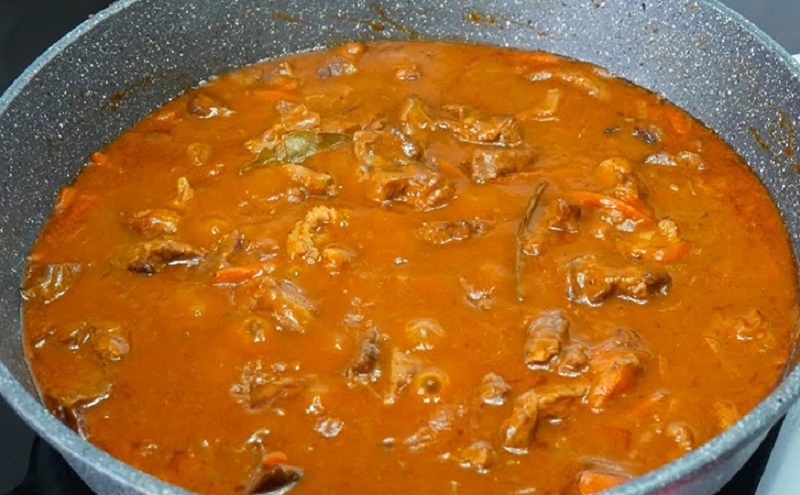 Гуляш из курицы с густой подливкой: простой и вкусный ужин на всю неделю