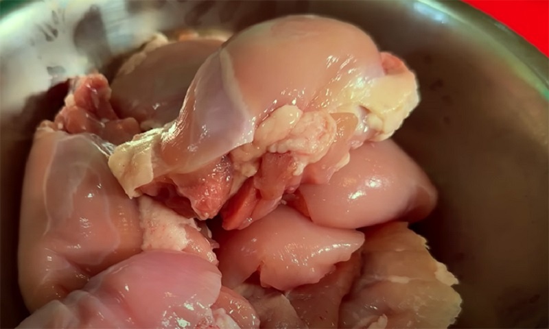 Гуляш из курицы с густой подливкой: простой и вкусный ужин на всю неделю