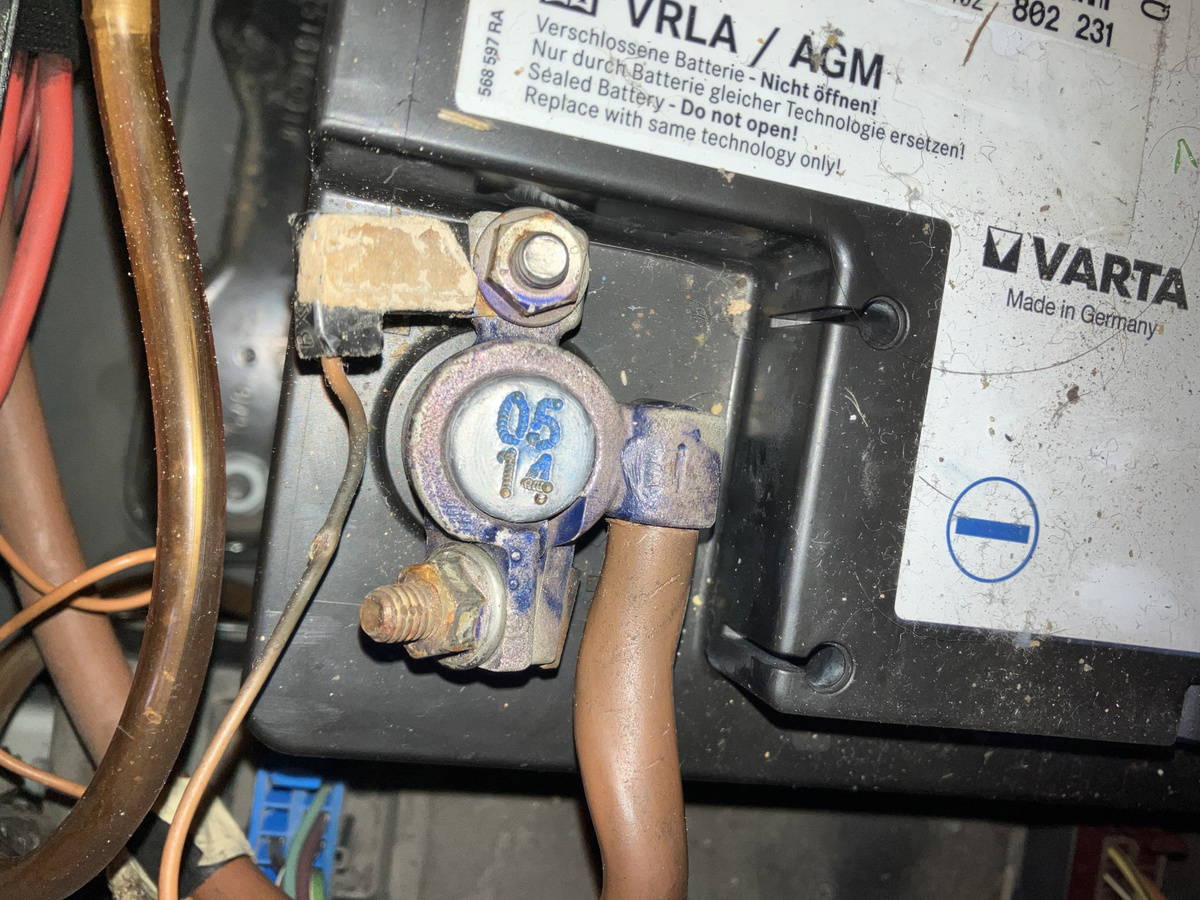 На самом деле, коррозия (окисление) клемм – это симптом серьезной проблемы. Источник фото: www.drive2.ru/l/671284010546110262/.