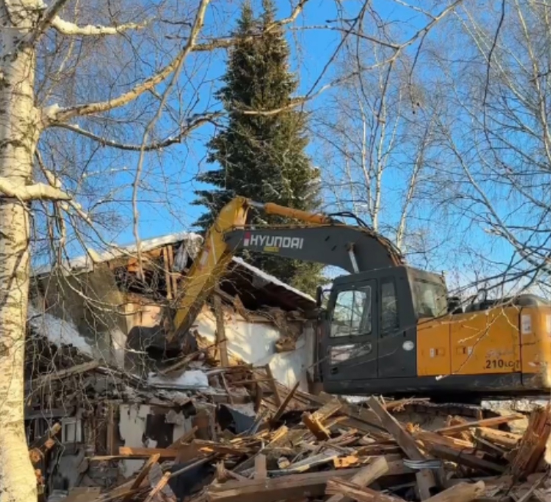    Мэрия Югорска поделилась кадрами сноса очередного аварийного дома