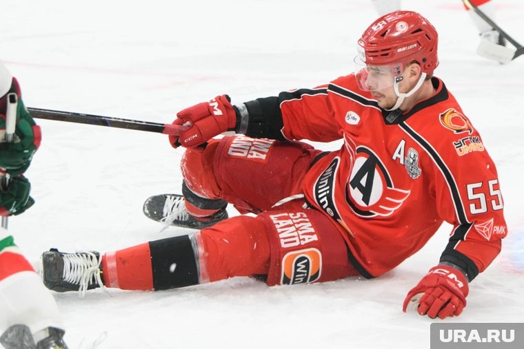     «Автомобилист» пропустил четыре шайбы