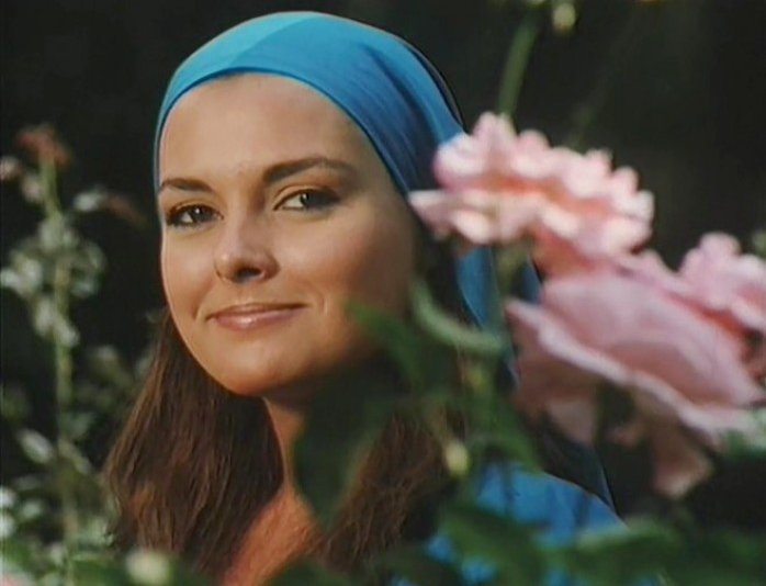 Элегантный образ Фериде в платке. Кадр из сериала "Королёк — птичка певчая" (2013-2014). Использован в качестве иллюстрации для анализа трендов в женских головных уборах. Права принадлежат правообладателям.