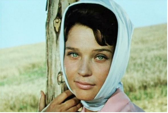 Героиня в платке из киноленты "Стряпуха". Использовано для визуального сопровождения статьи о практичности головных уборов. Права принадлежат правообладателям.