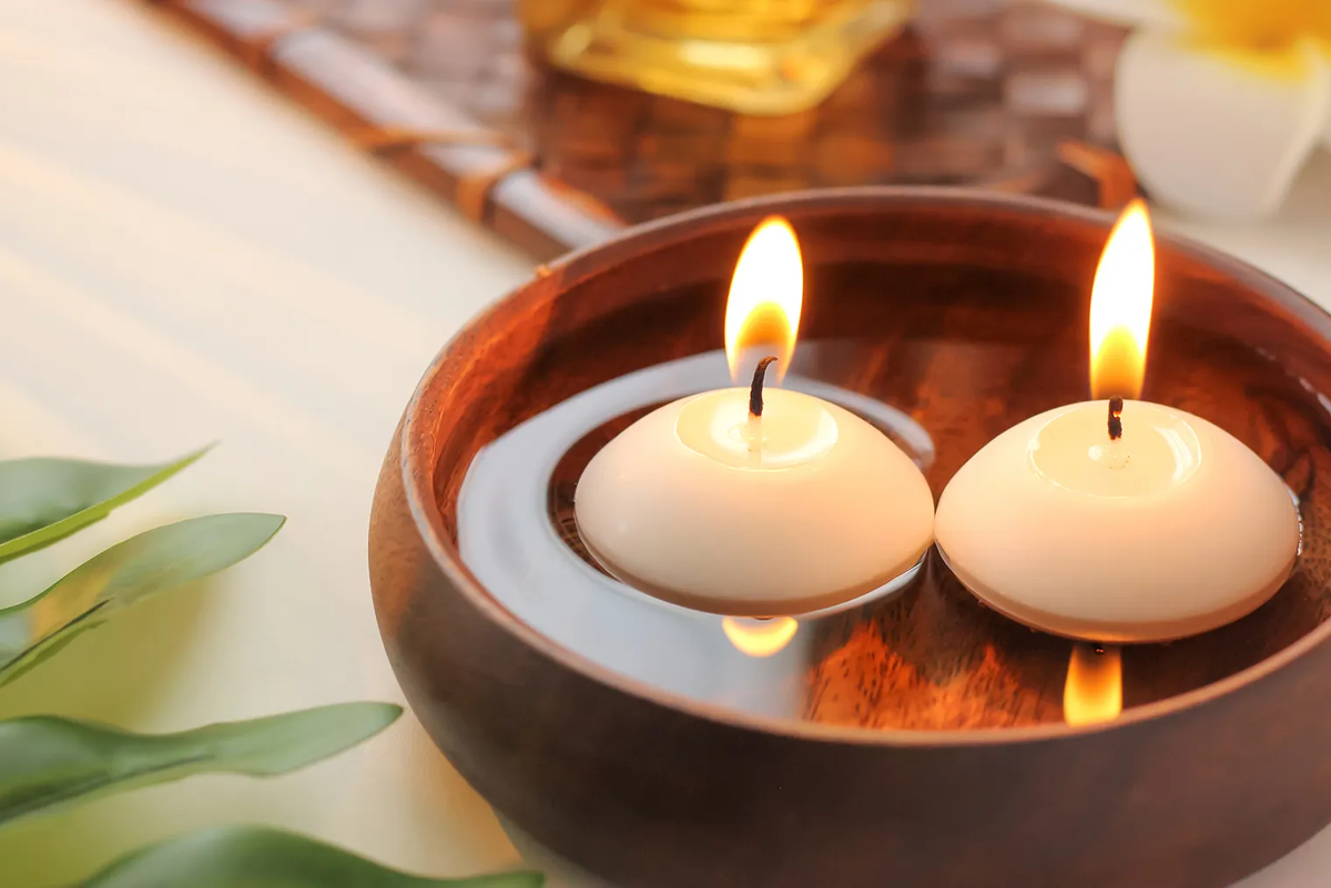 На маркетплейсах продают плавающие свечи. Такие можно расположить в стакане с водой — это красиво и безопасно. Фотография: hikastock / iStock
