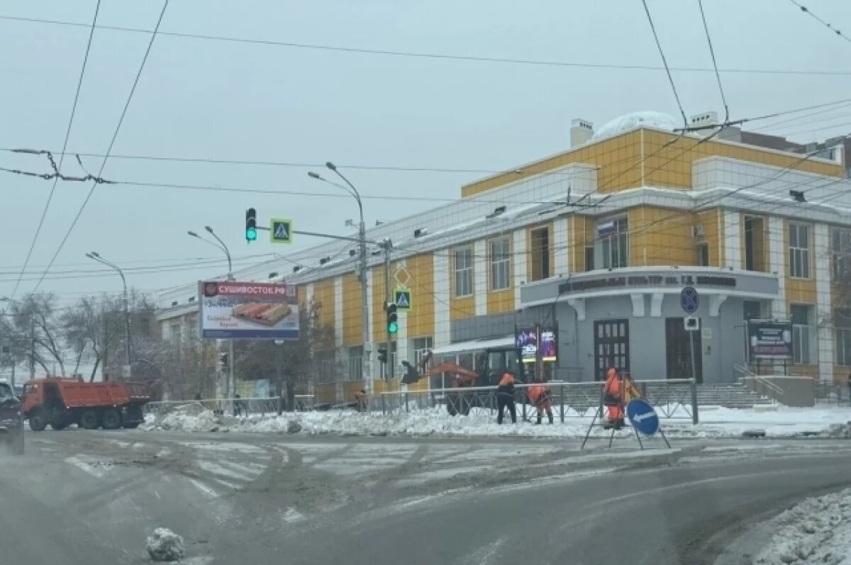    В Новосибирске устраняют последствия непрекращающегося снегопада