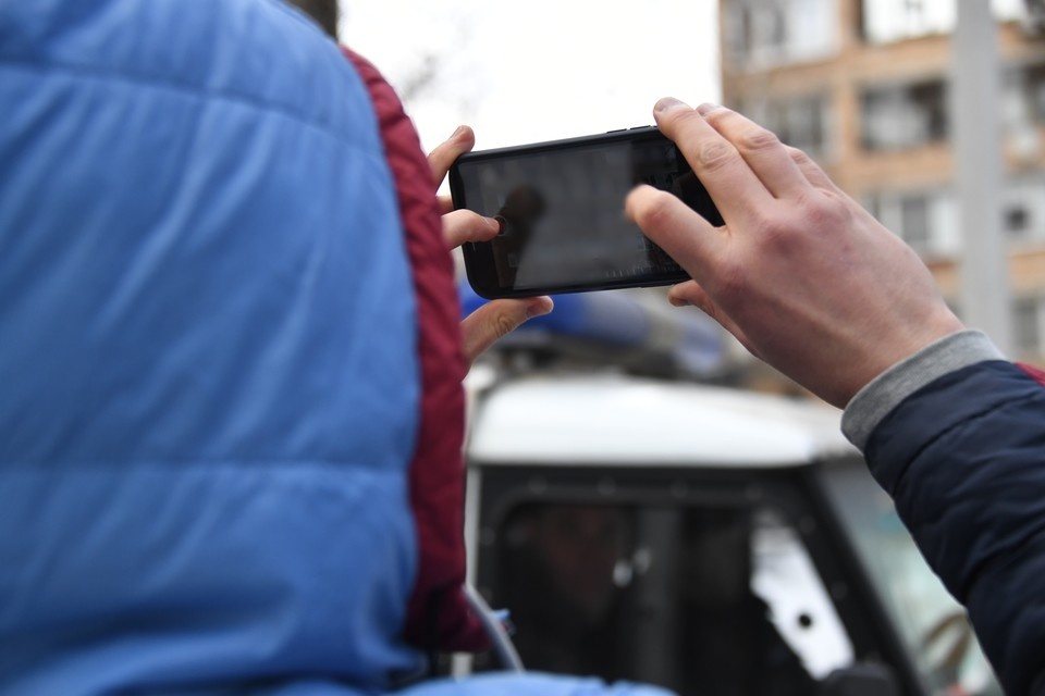 Подросток все снимал на телефон. Фото: Иван Макеев 