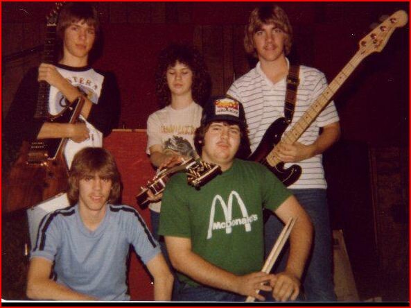 Здесь вы можете увидеть Винни Пола в зеленой футболке McDonald's