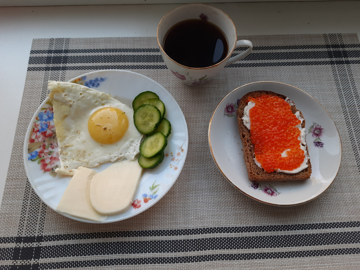 У мужа глазунья была из 2 яиц и плюс бутер с ветчиной 