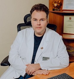 «Наследственную оптическую нейропатию Лебера нельзя путать с амаврозом Лебера. Оба заболевания названы в честь немецкого офтальмолога Теодора Лебера, который впервые описал пациентов. Однако первое заболевание затрагивает зрительный нерв. Его причина – патогенные варианты в ДНК митохондрий. Второе – заболевание сетчатки, вызванное патогенными вариантам в генах ядерной ДНК. Клинические проявления заболеваний разные. Характерным признаком атрофии зрительного нерва Лебера является резкое прогрессирующее ухудшение центрального зрения, пациент даже может назвать конкретный день, когда стал хуже видеть», – отмечает заведующий отделением и кафедрой офтальмогенетики, ведущий научный сотрудник лаборатории генетической эпидемиологии, врач-генетик, офтальмолог МГНЦ, куратор по наследственным глазным болезням России, д.м.н., доцент Виталий Кадышев.