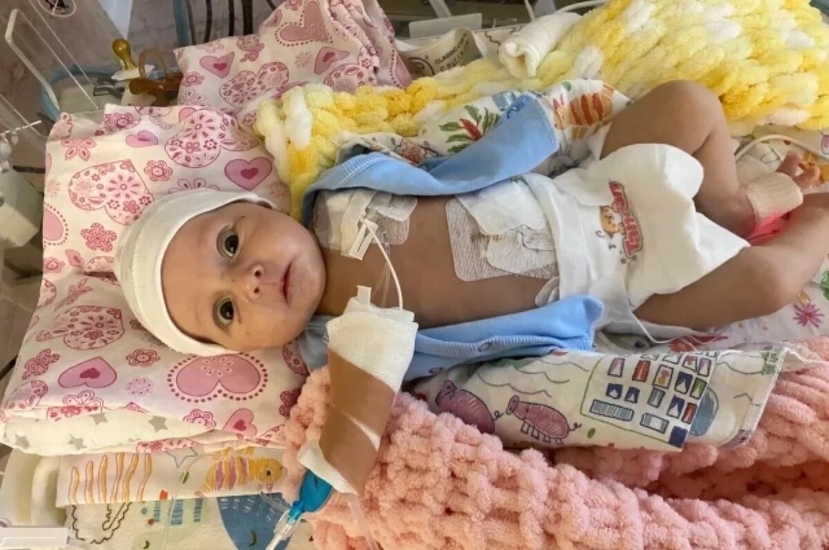    С рождения Вари прошел один месяц и две недели. Малышке удалили кишечник на пятый день жизни.