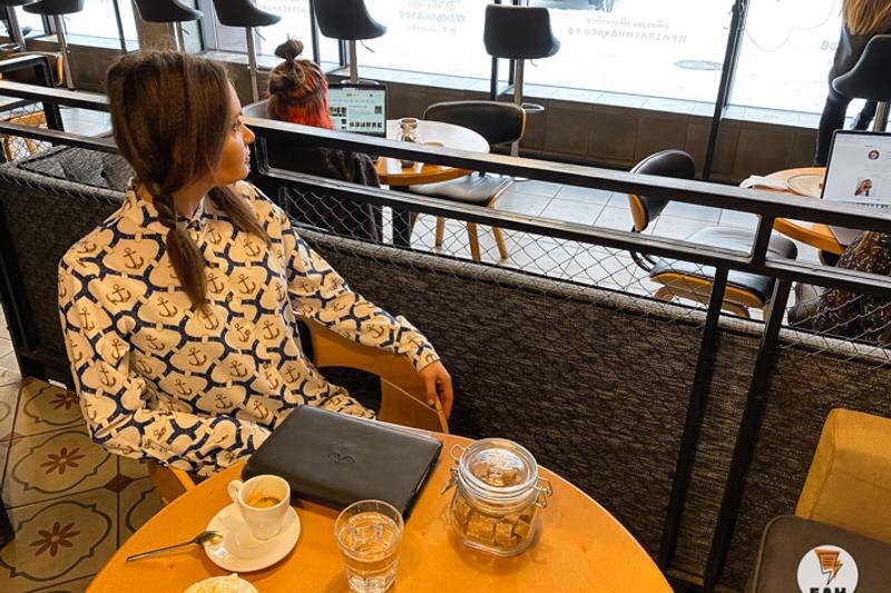    Фото: ЕАН / Девушка за столиком в кафе