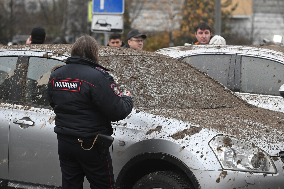 Сотрудники полиции работают на месте обрушения конструкции демонтируемого горнолыжного комплекса «Снежком» на проезжую часть в Красногорске, 11 ноября 2025 года 