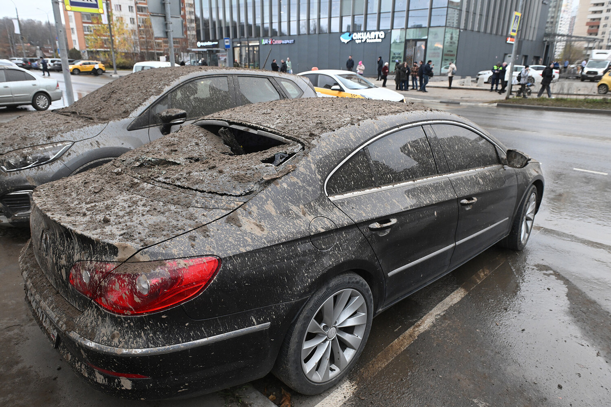 Последствия обрушения конструкции демонтируемого горнолыжного комплекса «Снежком» в Красногорске, 11 ноября 2025 года    📷