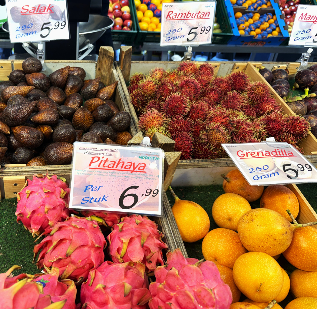 Экзотика на рынке. Цены в евро. Фото моё.