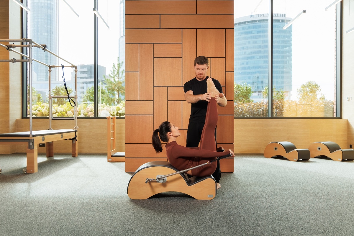 Индивидуальная тренировка по пилатесу на оборудовании в студии Pilates RCC. Оборудование: спайн-корректор. Тренер: Иван Караваев. 