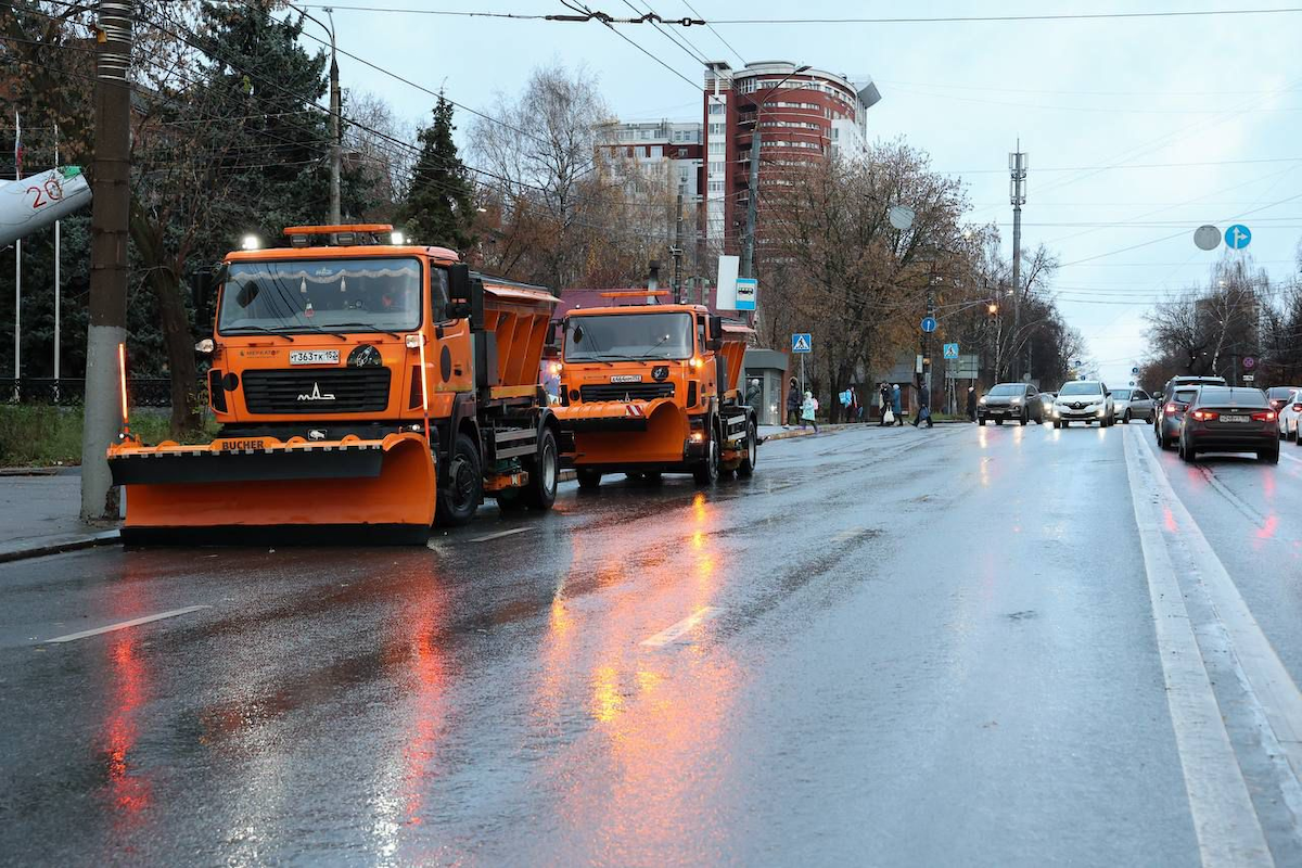    В связи с понижением ночной температуры до минусовых значений КДМ будут загружены противогололедными материалами