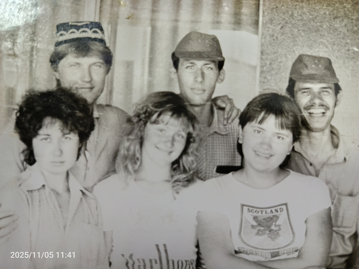 Мы незадолго до расставаний (на Сереге моя тюбетейка, купленная тогда в Фергане). 