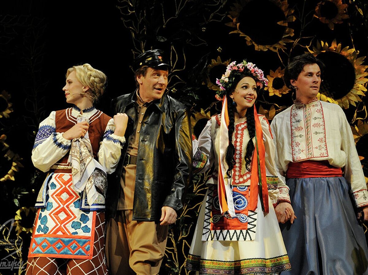    Сцена из спектакля "Свадьба в Малиновке"© Фото : Московский академический театр сатиры