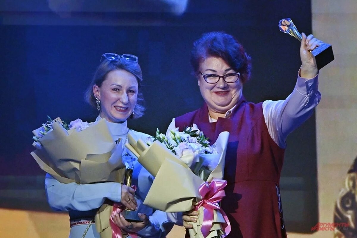    Церемония награждения лауреатов премии «Гордость нации – 2025» в Малом театре. Татьяна Рассолова (справа)