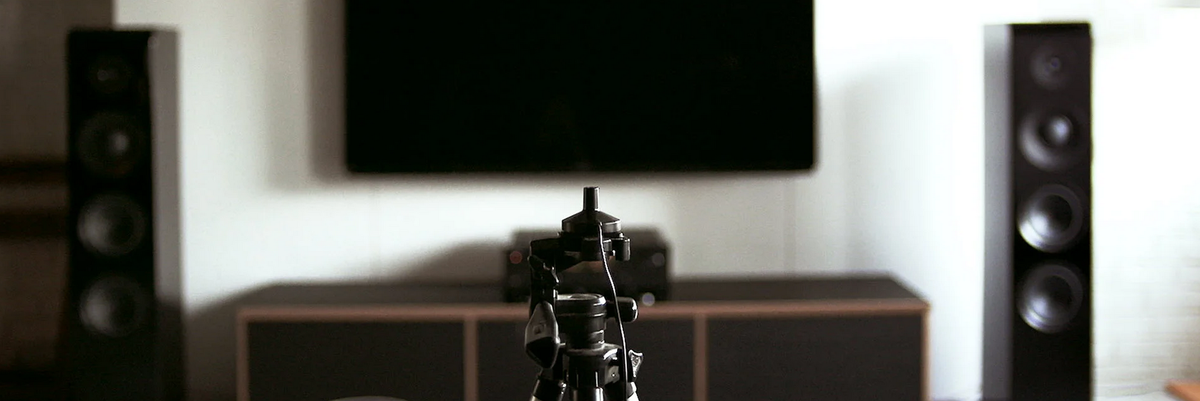 Микрофон YPAO на штативе для проведения анализа