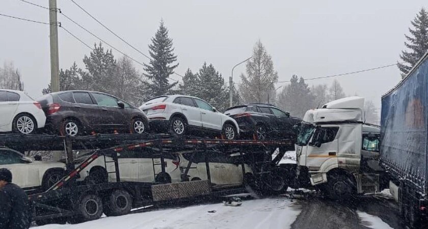    На трассе под Иркутском столкнулись два грузовика и заблокировали дорогу