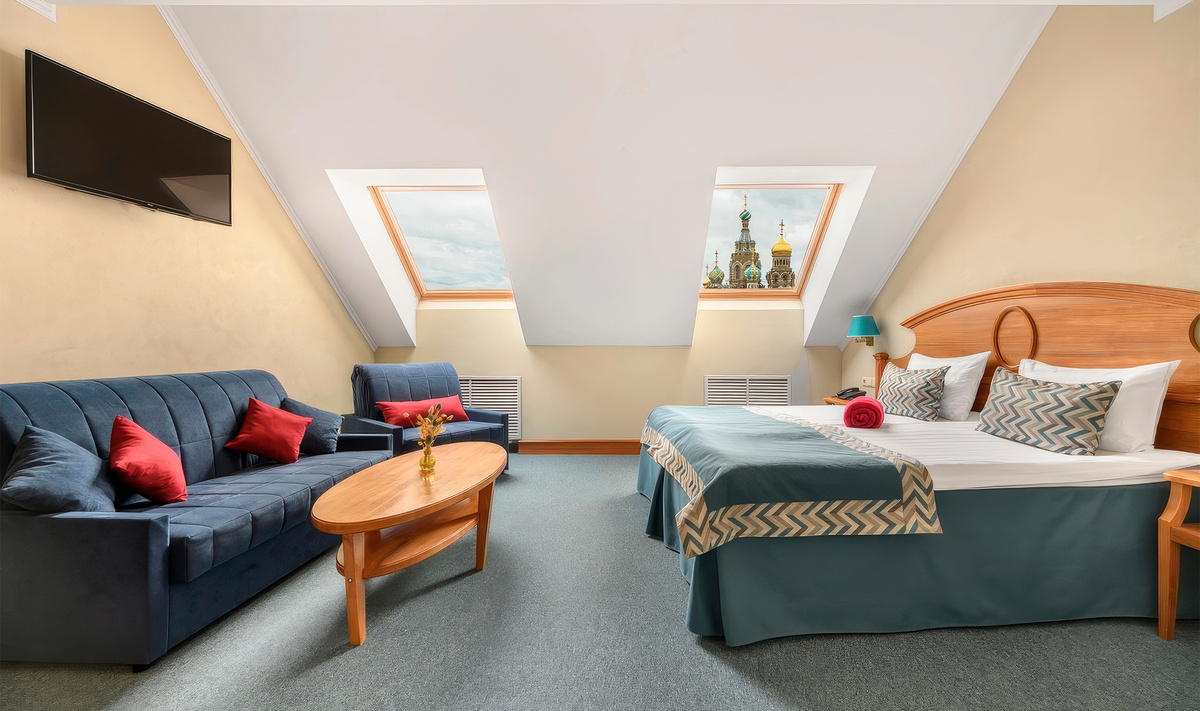 Гости отмечают удачное расположение и потрясающие виды с мансарды, где подают завтрак.