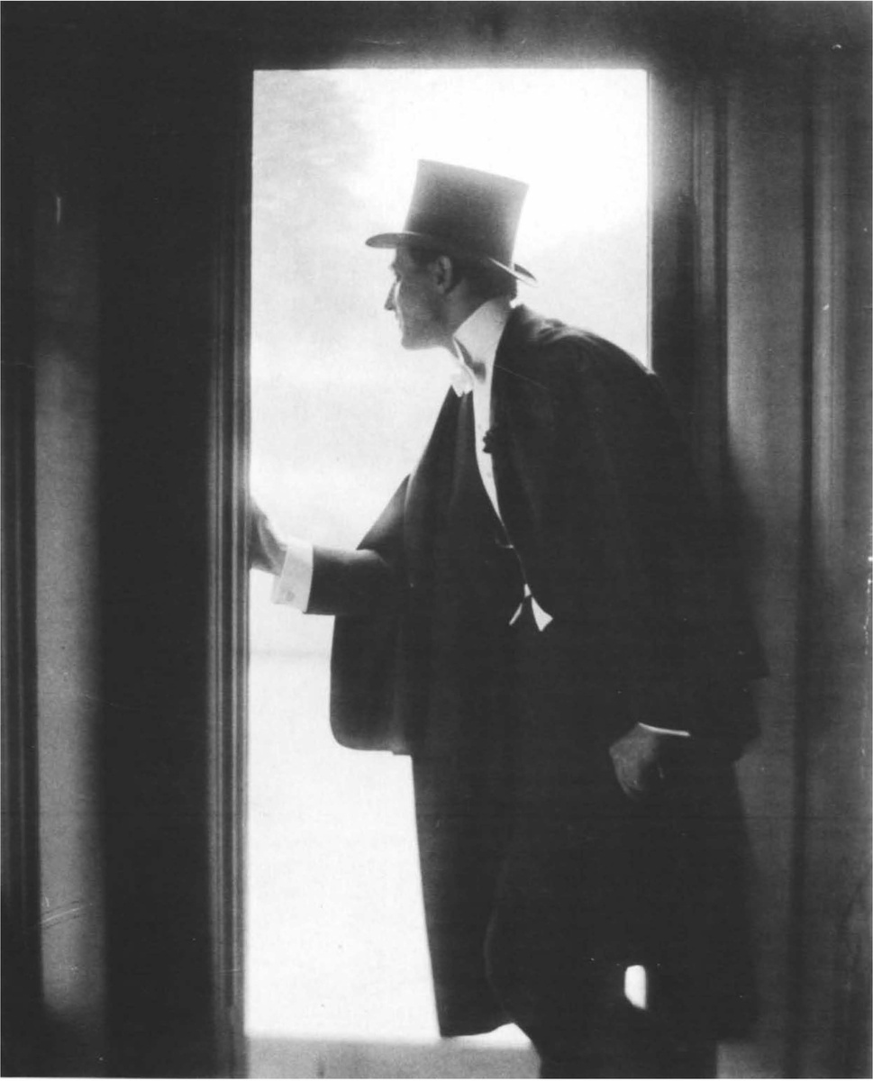 Лу Теллеген, фотография барона де Мейера. Лу Теллеген, кумир публики, сегодня, пожалуй, наиболее известен своей короткой помолвкой с Сарой Бернар. Его характер и жизнь лучше всего описаны в названии его мемуаров: "У женщин есть свой тип".