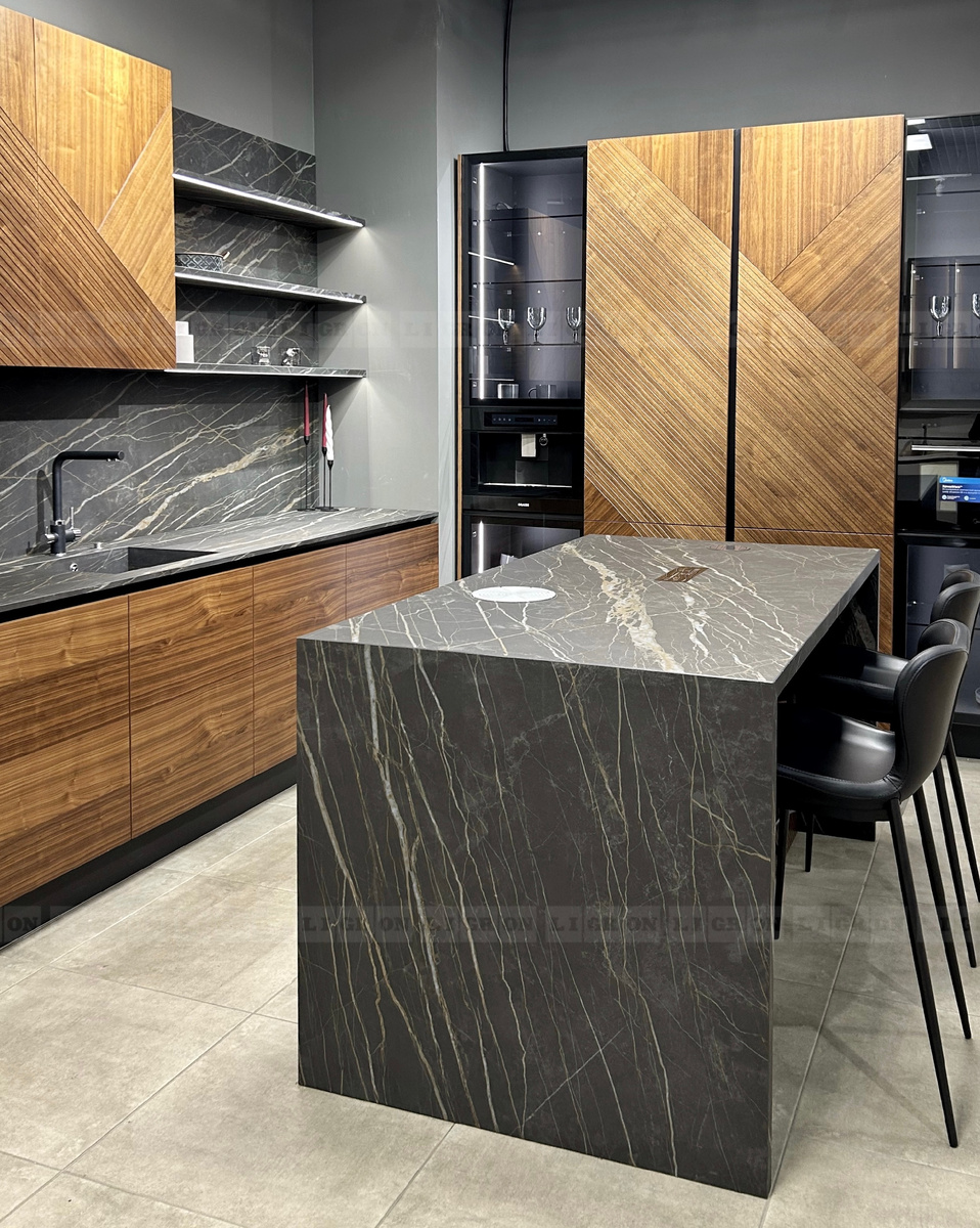 Стеновая панель, столешница с мойкой Cer-Sink full и остров с боковыми опорами из керамики Ceralan by Ligron Express в едином декоре 1497 Изабелла лигурия