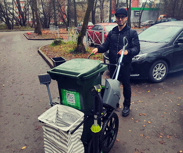 Известный далеко за пределами Твери дворник-интеллектуал теперь на крутой тележке