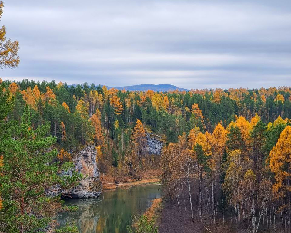 Река Серга посреди уральской тайги. Сурово, но красиво.