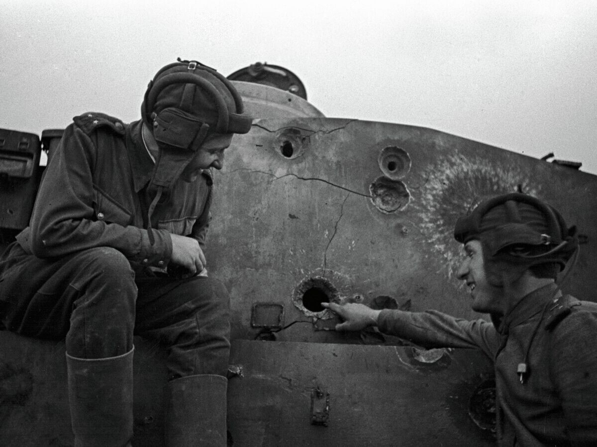    У подбитого фашистского танка© РИА Новости / Н. Боде