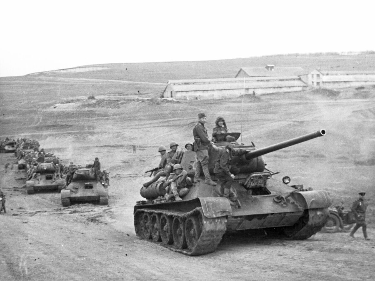    Советские танки Т-34-85 с десантом идут в бой за станцию Раздельная в районе Одессы© РИА Новости / Ольга Ландер
