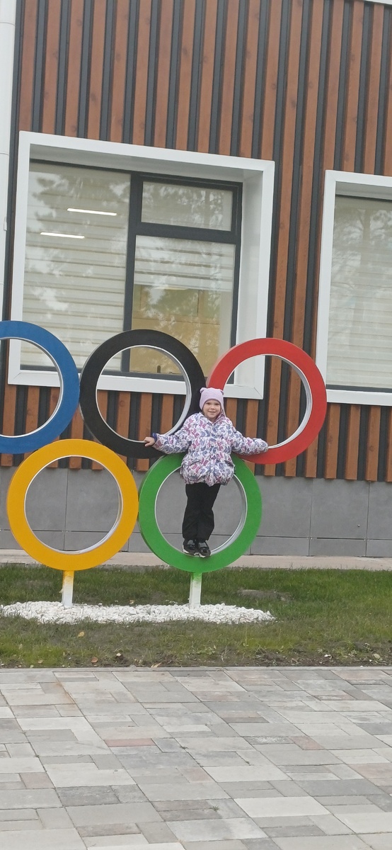 Около бассейна.