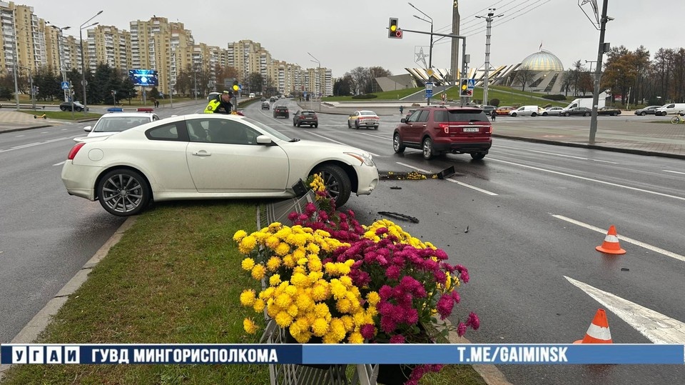    В Минске на проспекте Победителей водитель Infinity врезался в металлическое ограждение. Фото: телеграм-канал УГАИ ГУВД Мингорисполкома