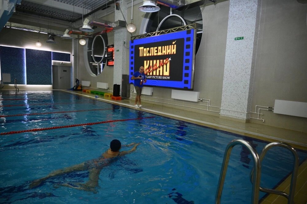    Увидеть фильмы можно было на 16 площадках, в том числе — впервые в этом году — в бассейне. Зрители плавали и смотрели анимационное кино. Фото: продюсерский центр «Северный Характер»