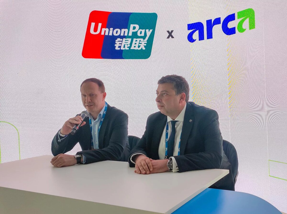 Исполнительный директор ArCa Вардан Хачатрян и директор по развитию бизнеса в Центральной Азии и на Кавказе UnionPay Денис Парамонов
© Sputnik / Aram Gareginyan