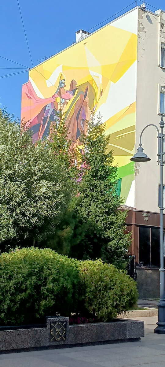 Это уже мои фото. Все заросло деревьями и мурал почти не видно.