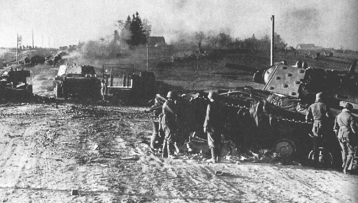 КВ-1 3 тд где-то в районе гор.Остров. Июль 1941 г.