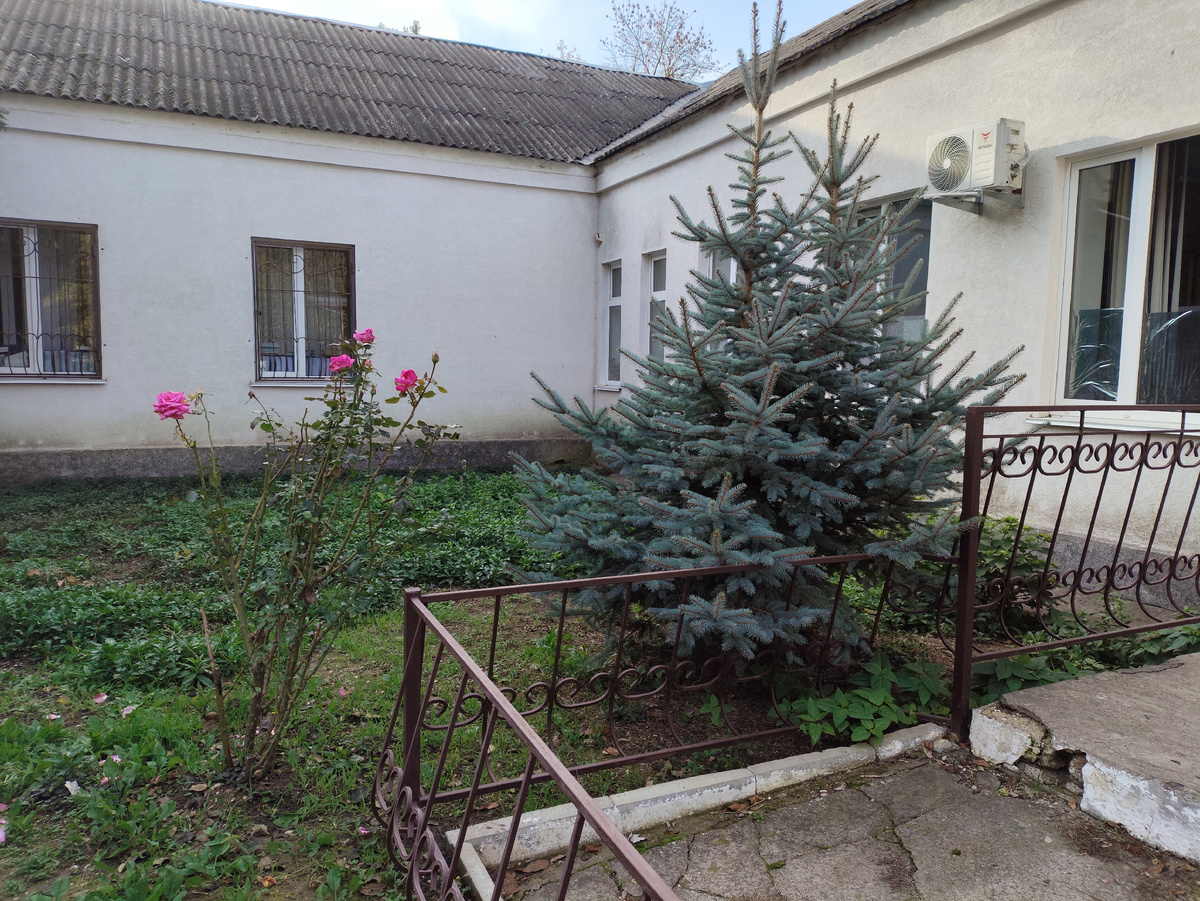 Дворик возле здания лаборатории