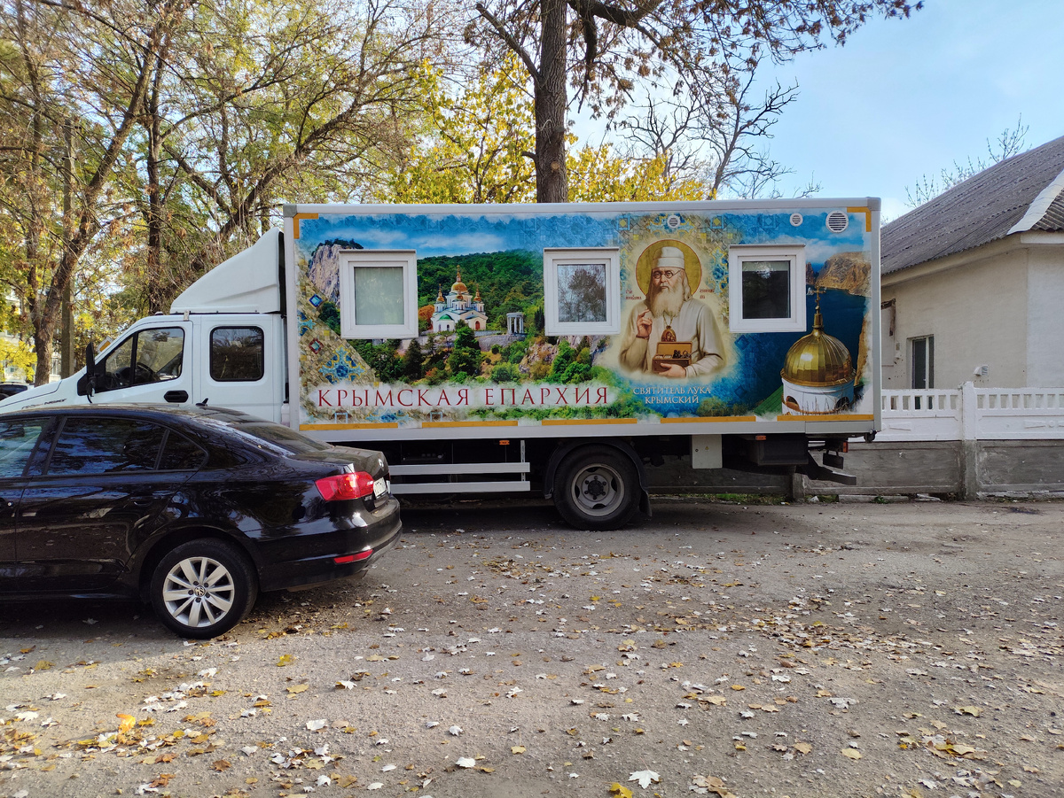 Интересная машина в больничном дворике