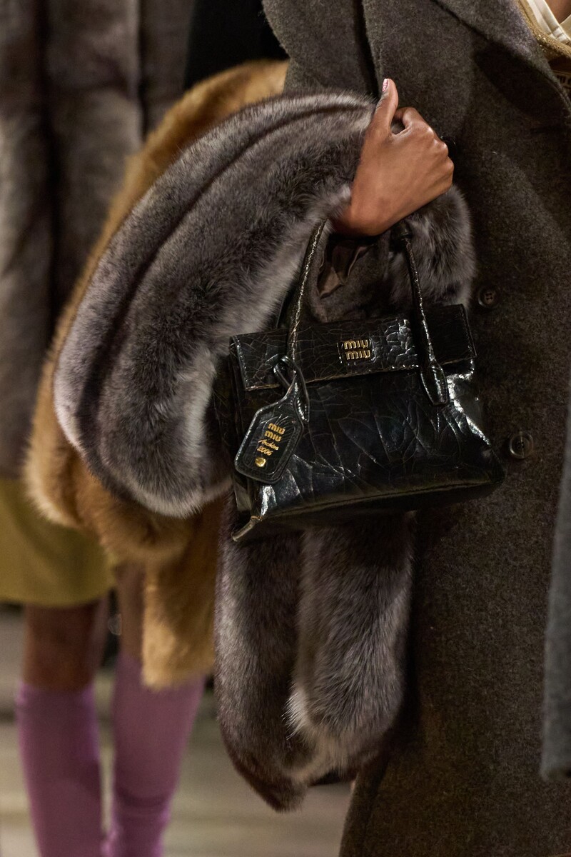    Меховые шкурки и гиперобъемные шубы: как и с чем носить мех зимой 2025 (фото 1)