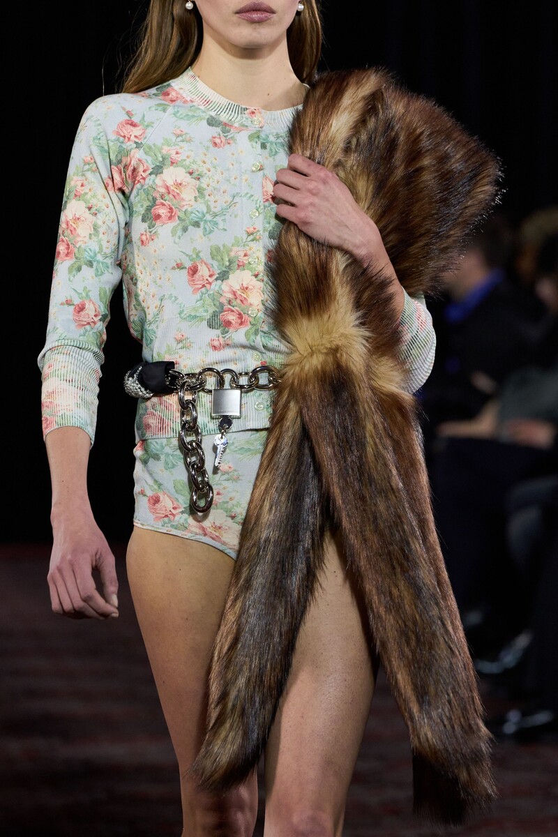    Меховые шкурки и гиперобъемные шубы: как и с чем носить мех зимой 2025 (фото 2)