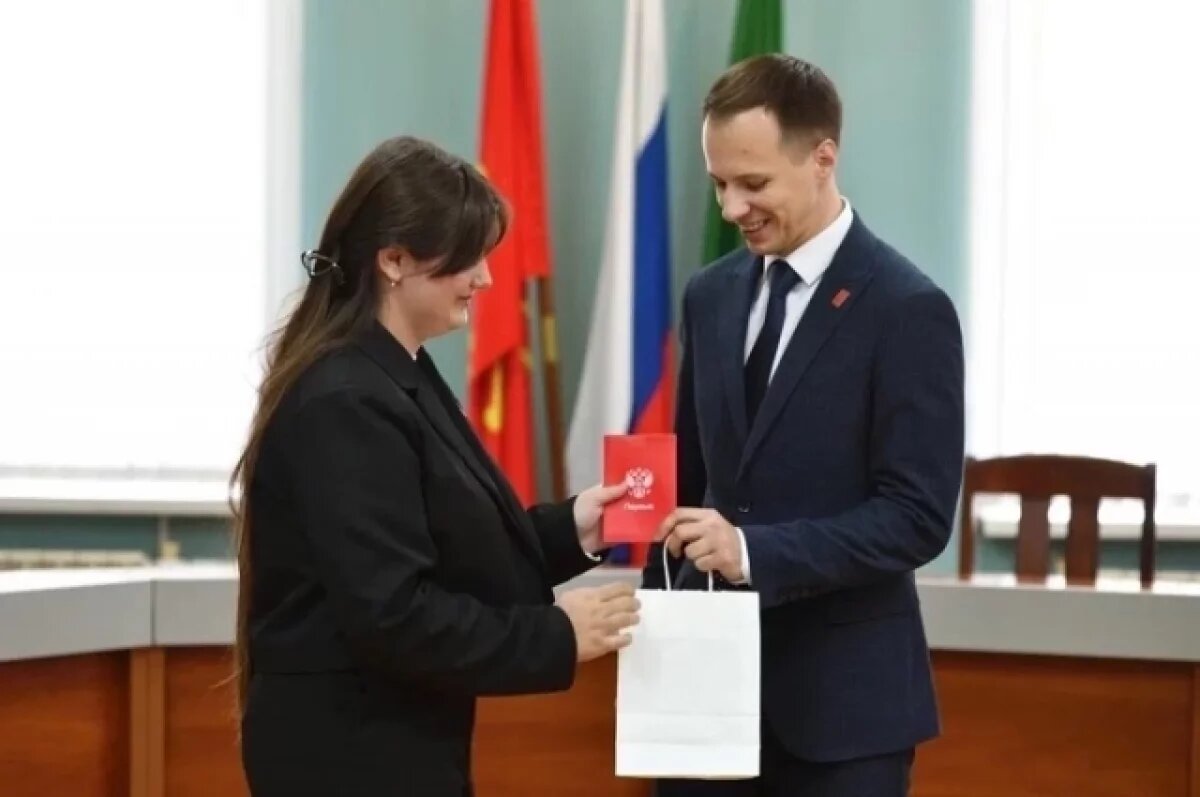    Лучшим школьникам Майкопа торжественно вручили паспорта