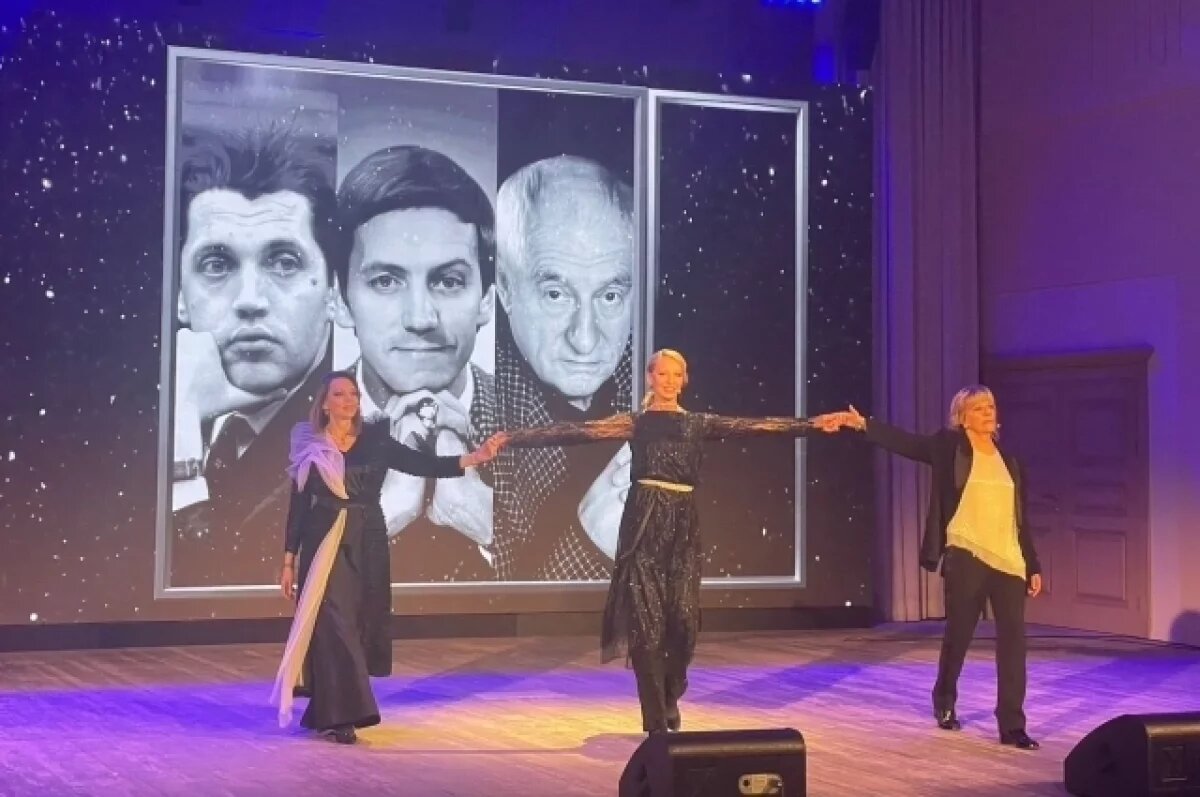    В Мурманской областной филармонии прошёл спектакль «Династии».