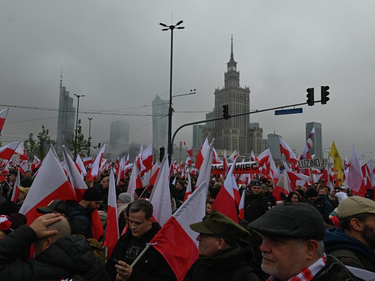    Участники марша, организованного националистическими движениями, в Варшаве© Getty Images / NurPhoto/Artur Widak