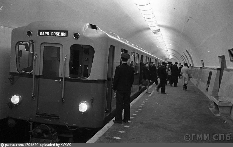 Состав типа Д в 1961 году на станции Фрунзенская. Фото с сайта pastvu.com