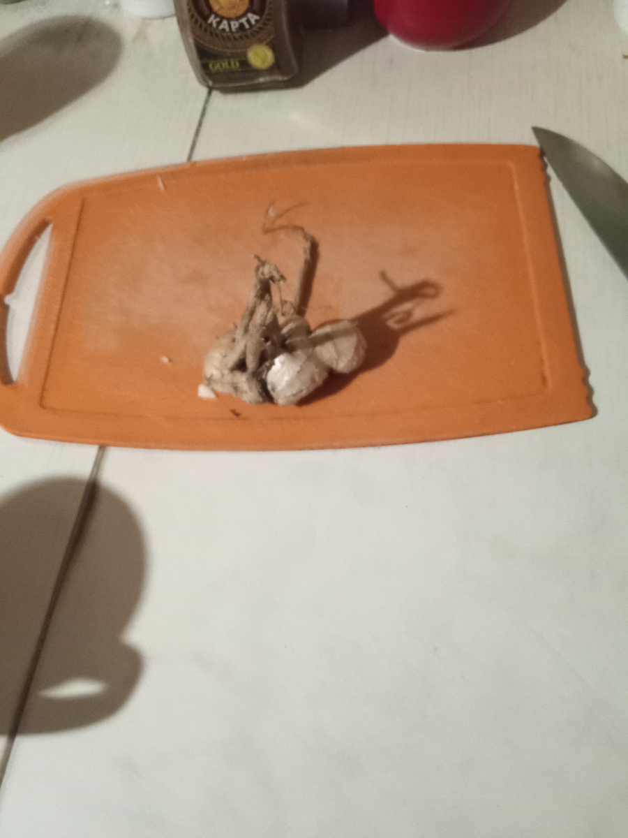 Вона корни торчат! Толстенные! Как червяки.